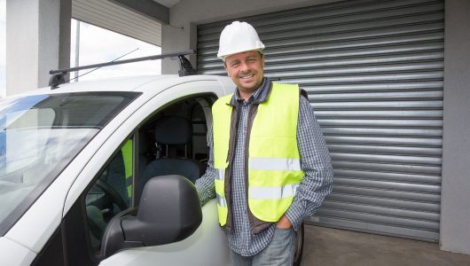 Intérimaire à coté de sa voiture de fonction prété par EBC